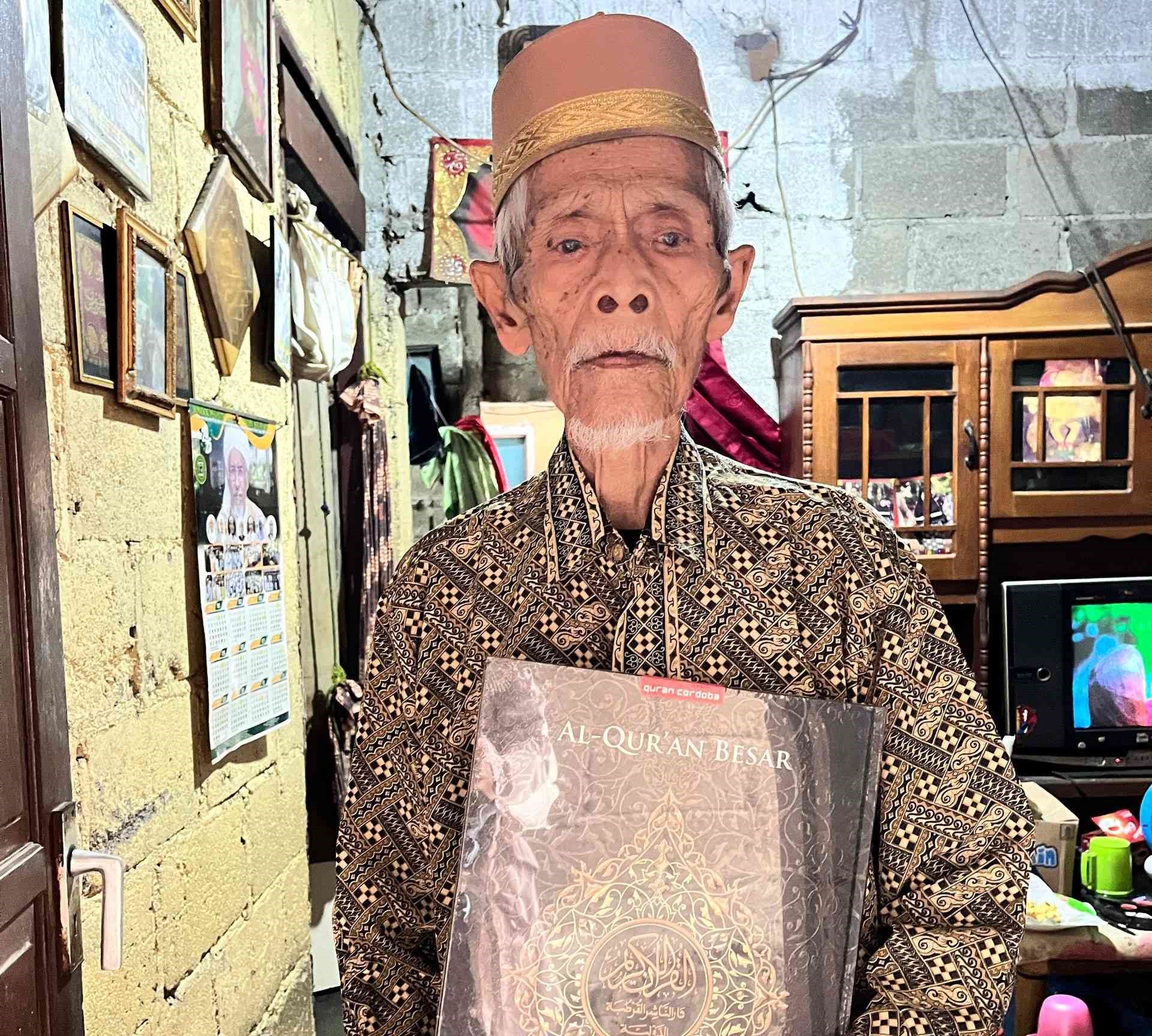  Quran Besar Untuk Kakek 90 Tahun Penjaga Kalamullah